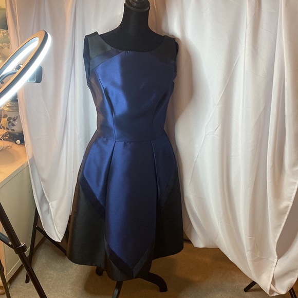 Theia fit and flare black/navy party dress! Flattering lines.Excellent condition - Picture 3 of 12